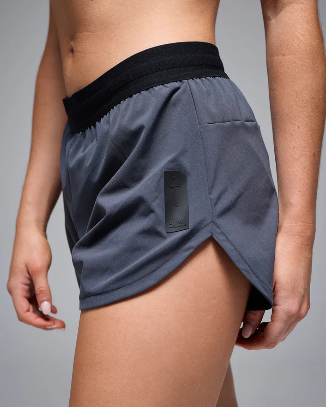 PANTALONETA RUNNING GIVELO BYND 3 GRIS OSCURO DAMA