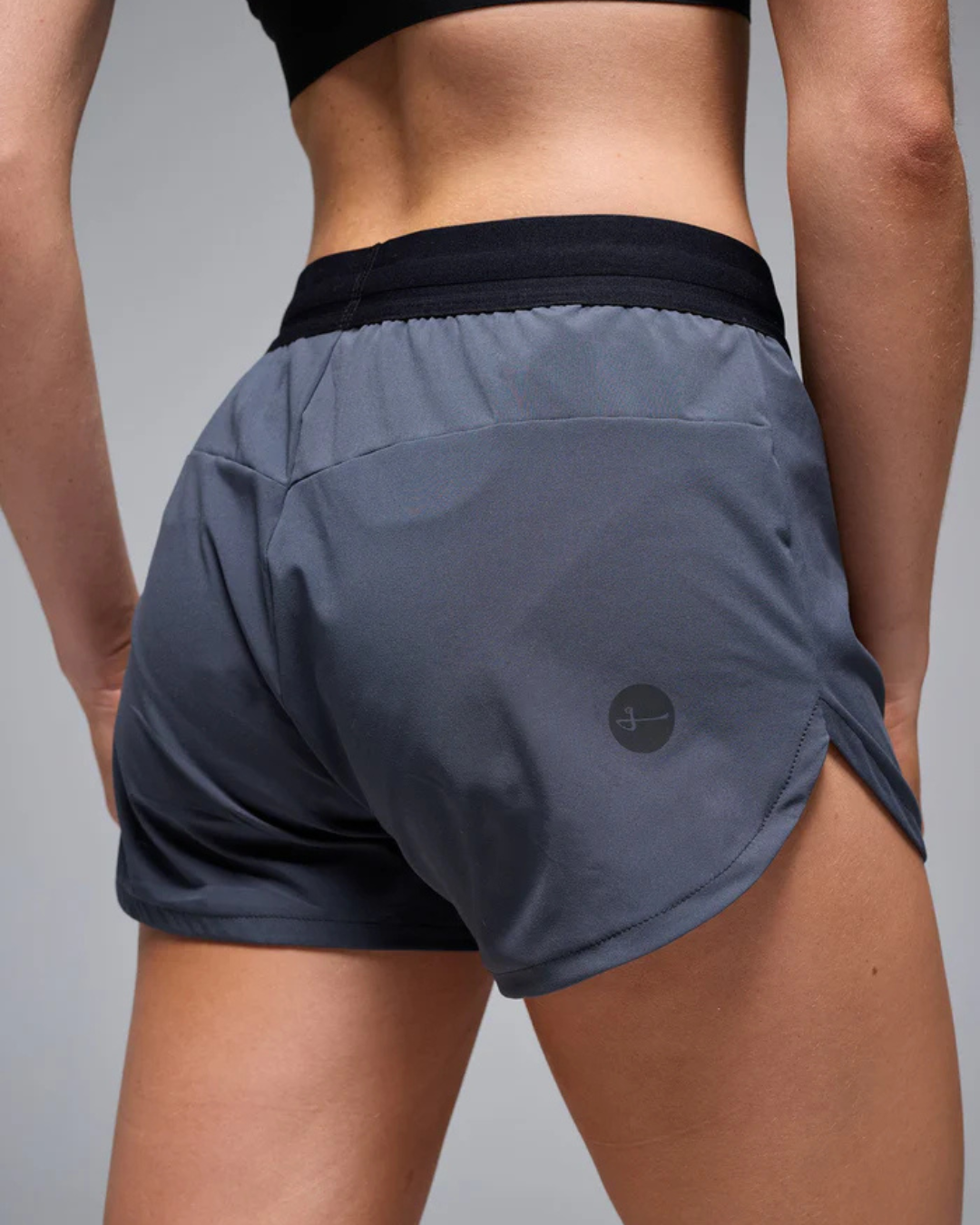 PANTALONETA RUNNING GIVELO BYND 3 GRIS OSCURO DAMA