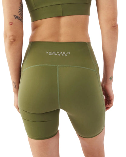 LICRA RUNNING CORTA ANONYMOUS PERFORMANCE BIKER ACEITUNA DAMA